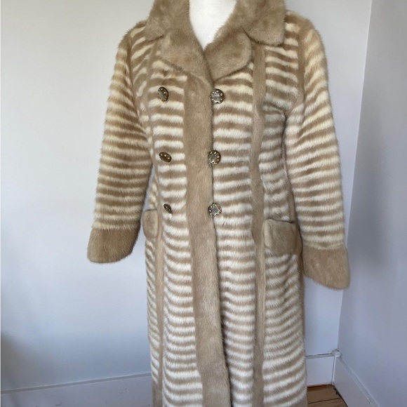 SOLD; Stunning Vintage Retro Mink Ladies Coat Size M. Buttons Set With Crystals - Picture 3 of 9